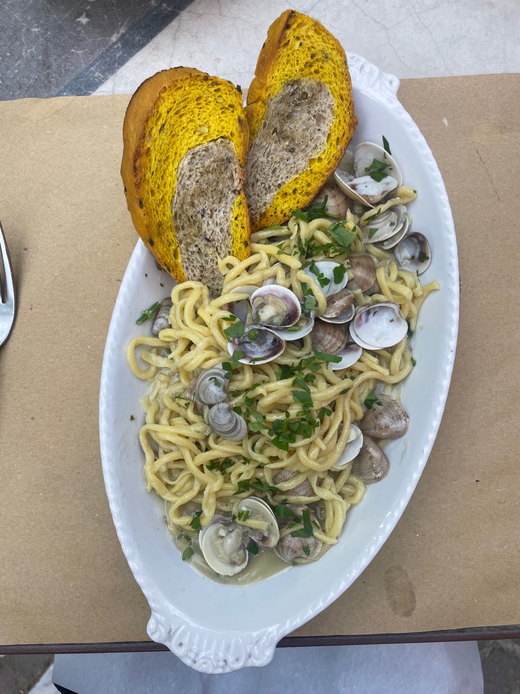 Vongole, garlic bread